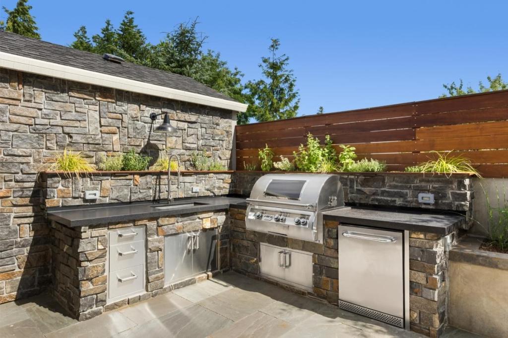 Outdoor Kitchen Backsplash Ideas